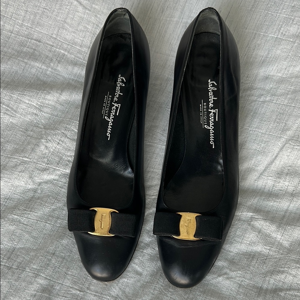 Vintage Salvatore Ferragamo Women's Black Leather Low Pumps